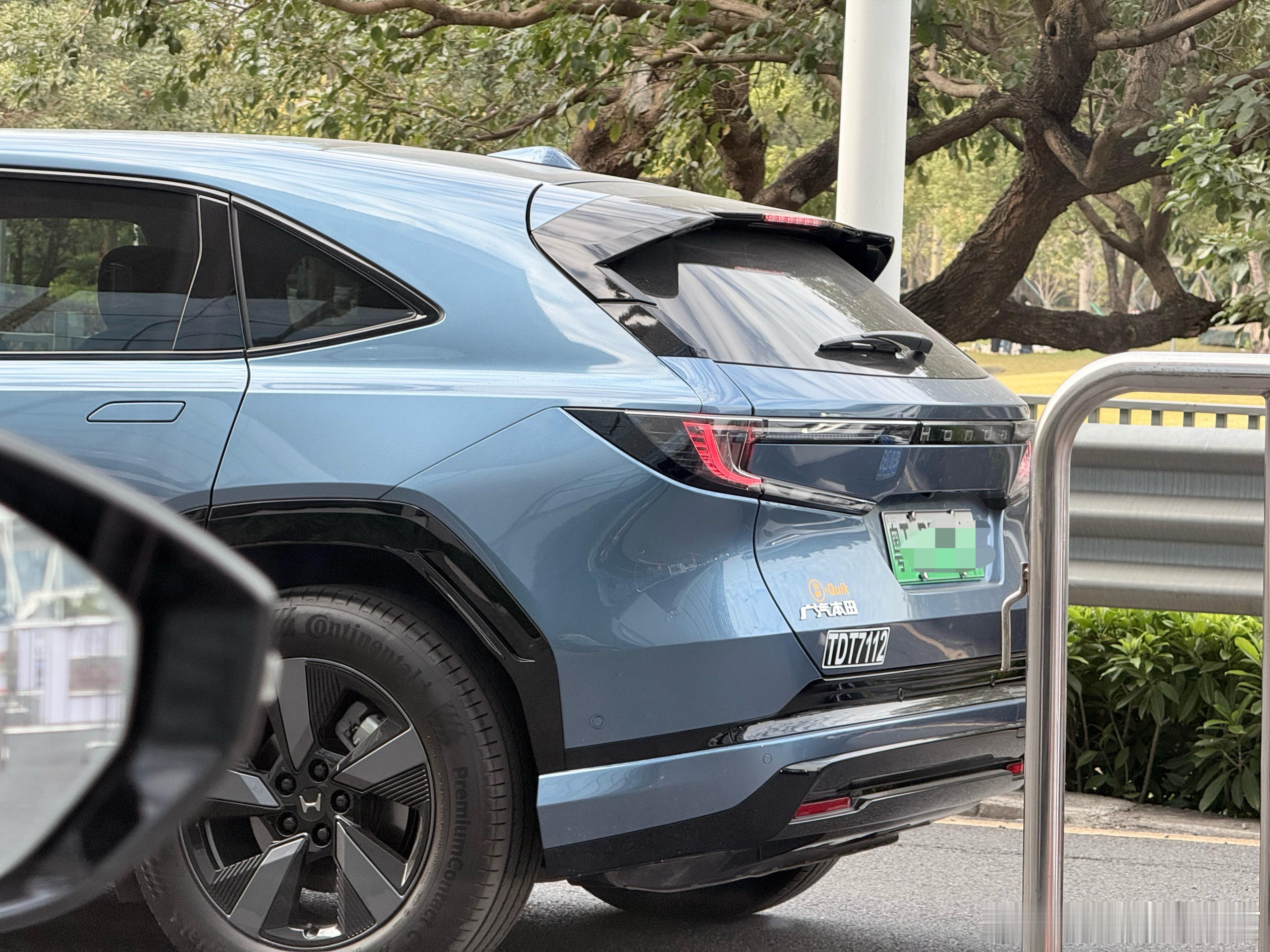 看到这个小车牌贴纸我好像抓到了东南亚博主 