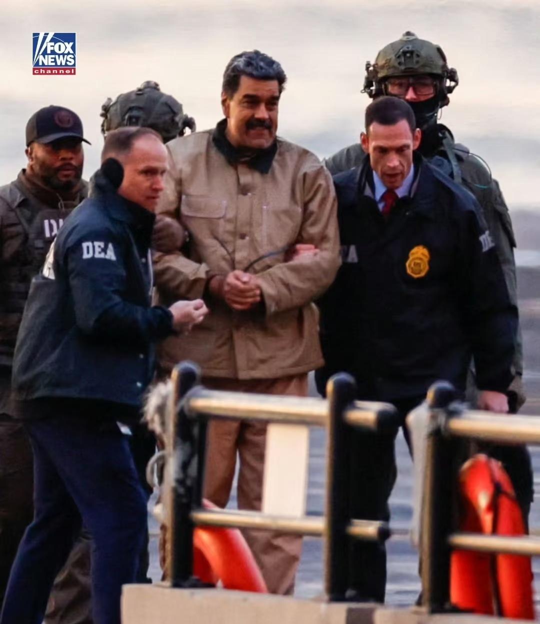 快讯！委内瑞拉总统马杜罗已被押解到纽约联邦法庭，首次出庭受审。起诉马杜罗的罪名包