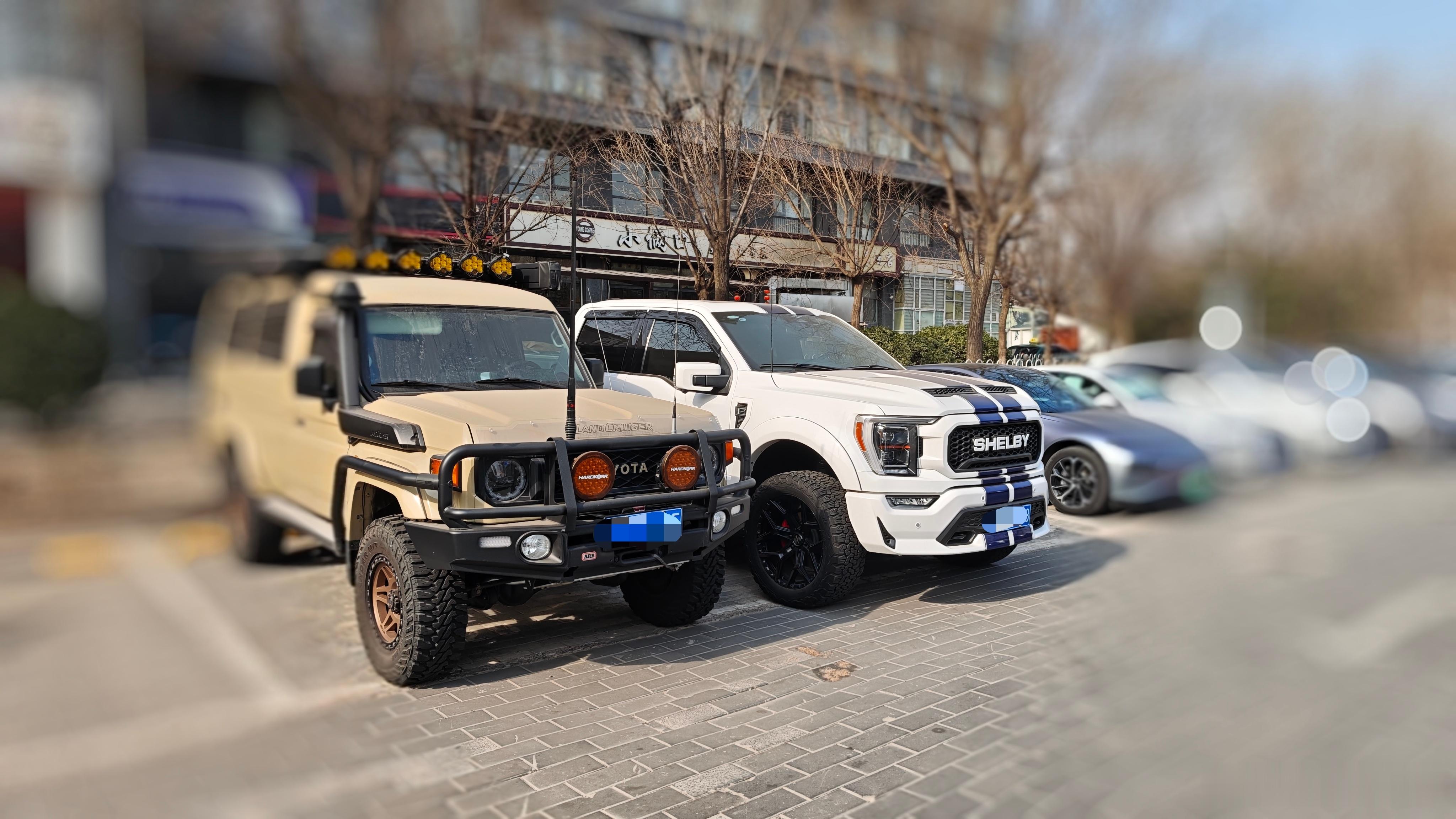 中午看到两个大家伙。猜想了下车主的形貌，估计是两位身高在180-190之间壮汉，