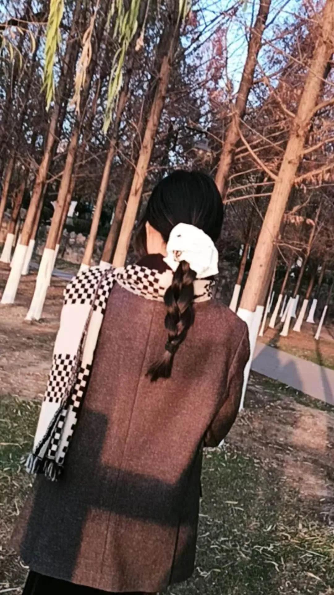 闺女大了，却不谈婚论嫁，说不能说，打更不能打。住在一起，每天见面不如不见，没有好