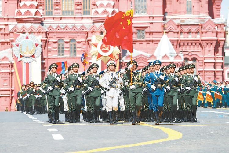 俄罗斯处境给中国带来警示。这次俄罗斯公布已经确认参加红场阅兵的国家里，只有中国这