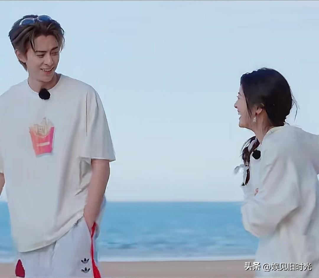 这莫名其妙的氛围感，明明他俩只是在踩点路线，也是一副悠闲散步的模样。

明明是他