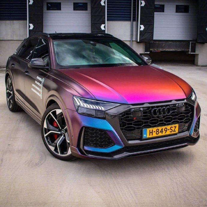 奥迪 RS Q8 堪称 “性能王者”，再配上彩虹色涂装，那视觉效果简直梦幻到飞起