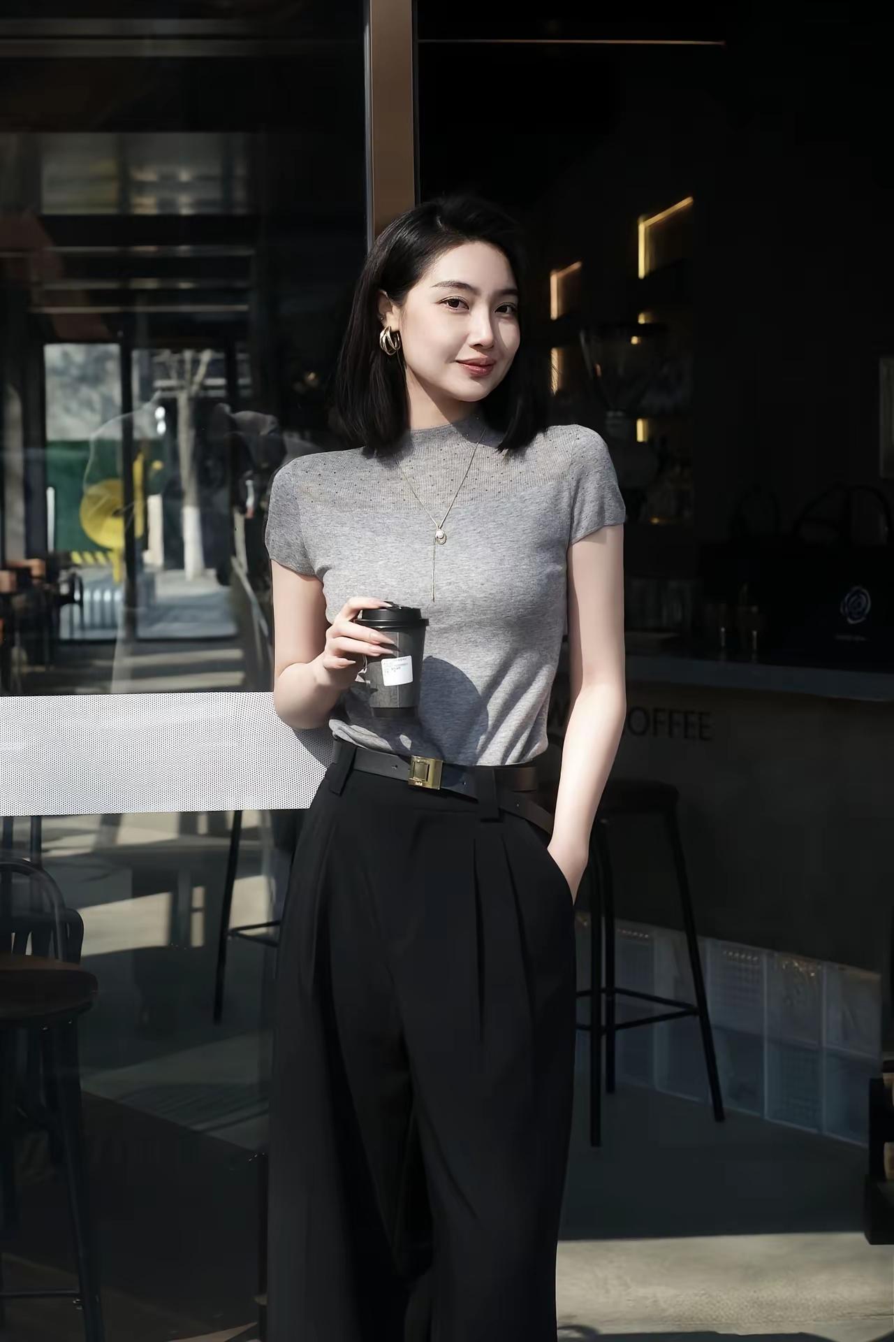 都市雅痞风，咖啡馆里的时尚穿搭。早晨一杯暖暖的咖啡，活力满满的一天开始了穿搭 你