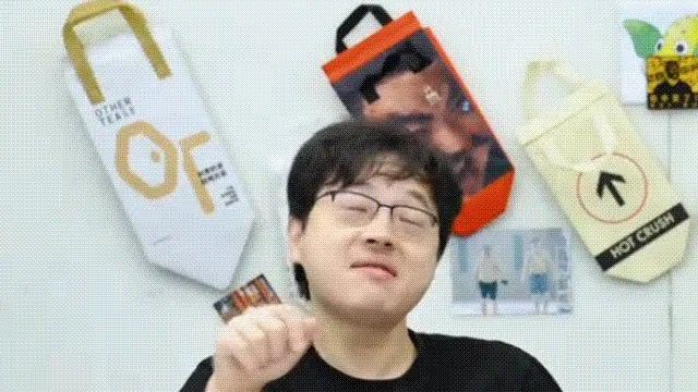 我还以为炉石酒馆赛季清0了，刚好赶上更新，打了半天发现我在亚服玩的。。。。我真是