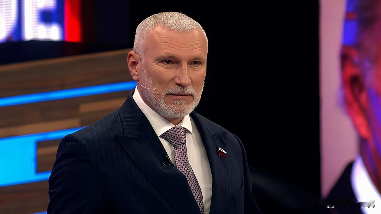 这伙计一定是伏特加喝高了  ，他是俄罗斯国家杜妈，国防委员会第一副主席阿列克·谢