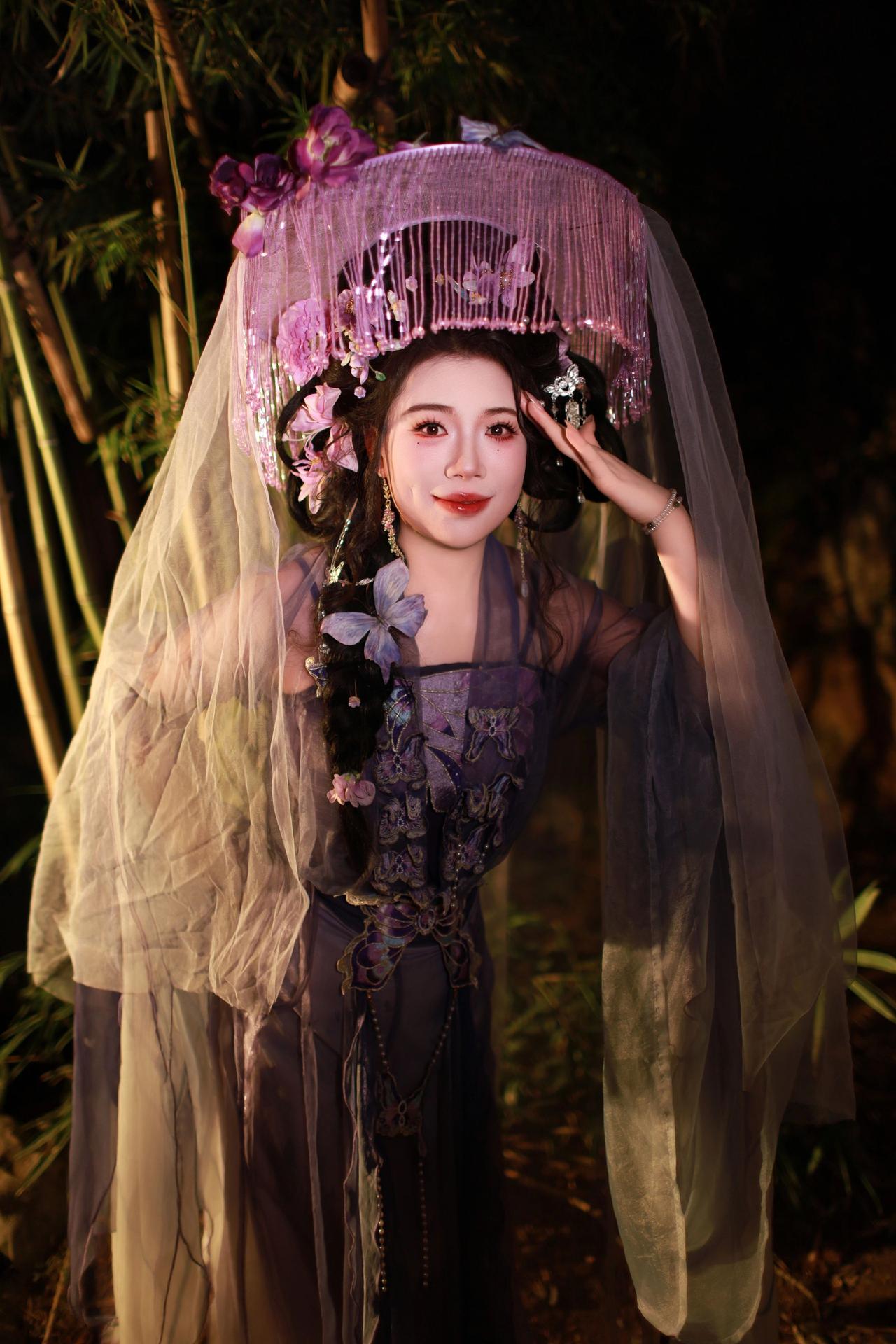 偶遇古镇，用心随拍总要穿次少数民族服饰吧 国风大典东方美学血脉觉醒 穿越古画为你