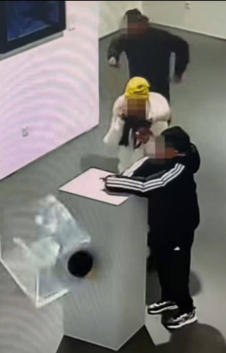 如果轻轻一碰就掉下来，这跟碰瓷有什么区别？贵重物品放置不妥当。看视频那孩子看起来