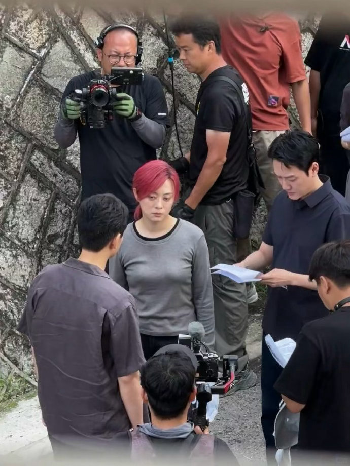 来看娱乐孙俪演戏把血管气爆了 拍戏劳累导致眼部不适还中暑，孙俪拍戏格外敬业，也一