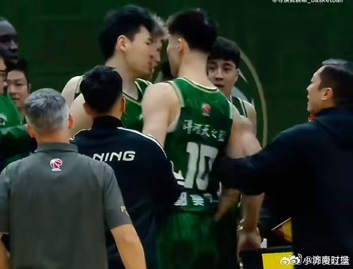 【#郭昊文赵柏清已道歉#】16日，同曦队主力郭昊文与赵柏清在一次失误后双方发生口