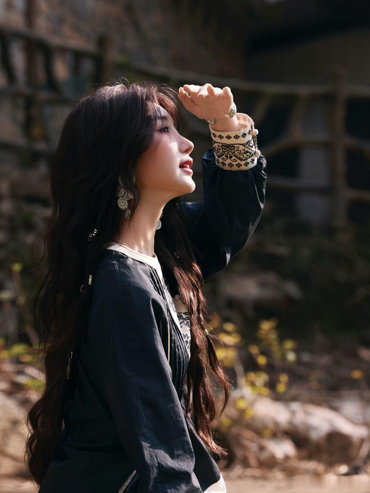 毛晓彤回应出演十日终焉 毛晓彤出演文巧云的消息引起热议，她的甜美形象与角色的极端