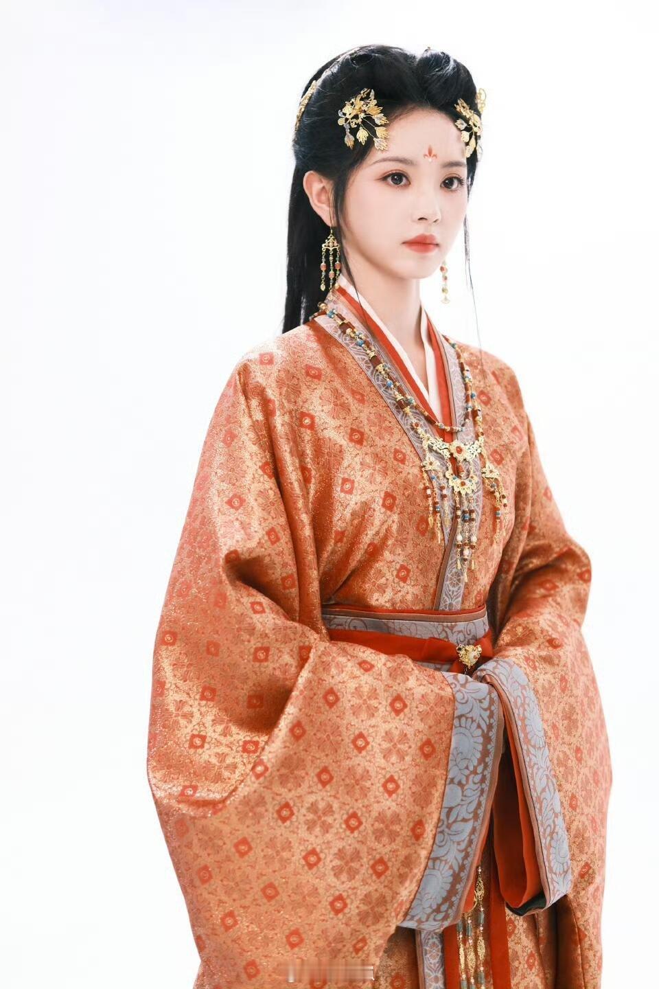 嫁金钗里三套最喜欢这套！！太适合小田了！这剧服化道好好！田曦薇‖嫁金钗‖ 