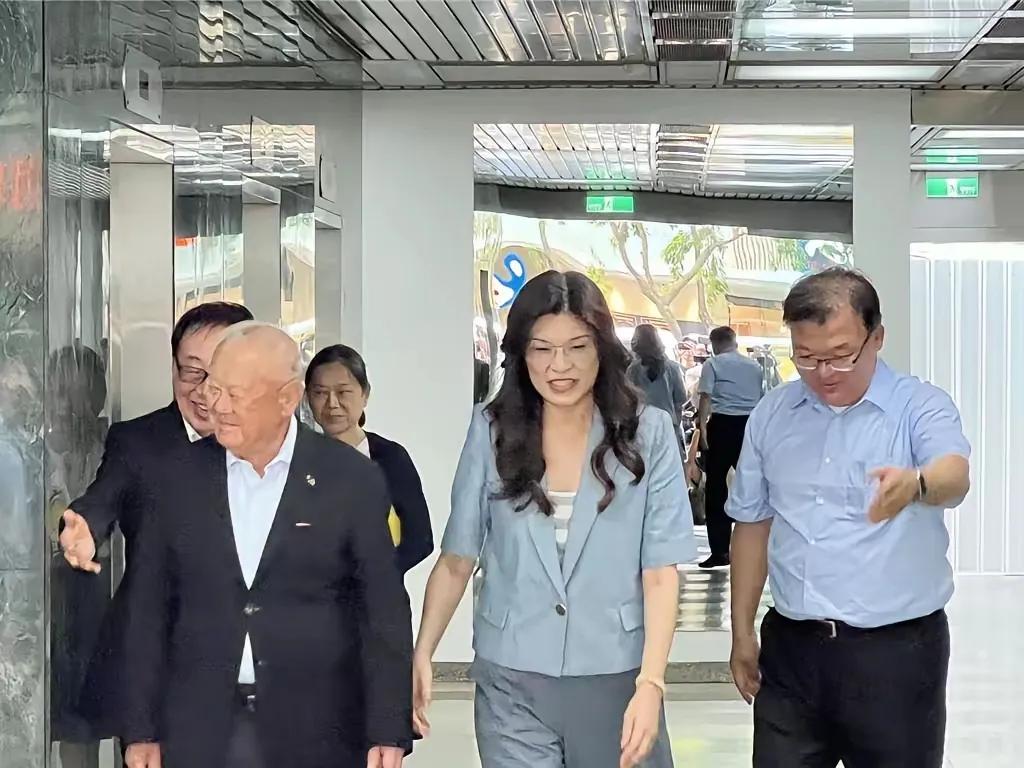 郑丽文得到了台湾三三会理事长林伯丰的支持（图1左），这是非常重要的一步棋，钱袋子