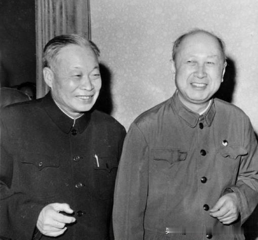著名物理学家钱学森(右)和钱三强在全国科学大会上。