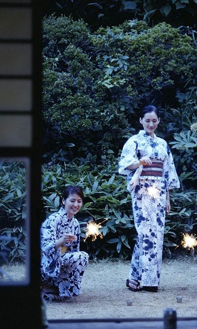 2015年，长泽雅美与绫濑遥，在《海街日记》中的一幕。 ​​​