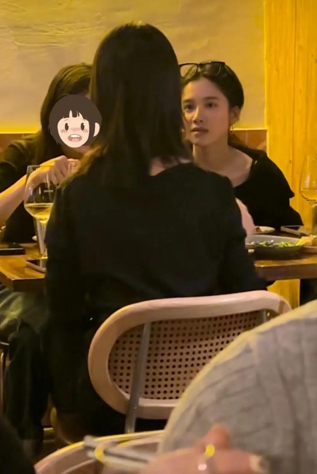 网友在上海一家餐馆偶遇张婧仪，明星和普通人真的有壁，一眼看过去张婧仪真的好美，素