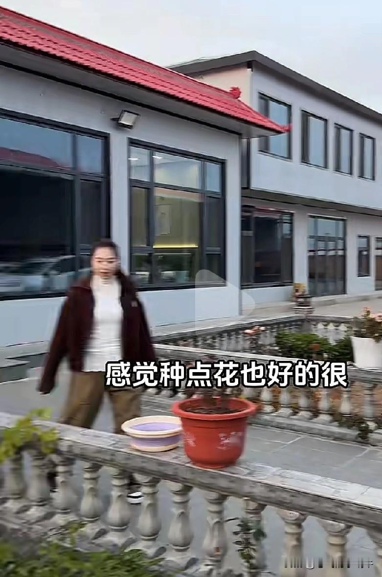 马志梅舅舅家这自建房真阔气，面积又大，装修又好全是落地窗，采光特别好，装修的又精