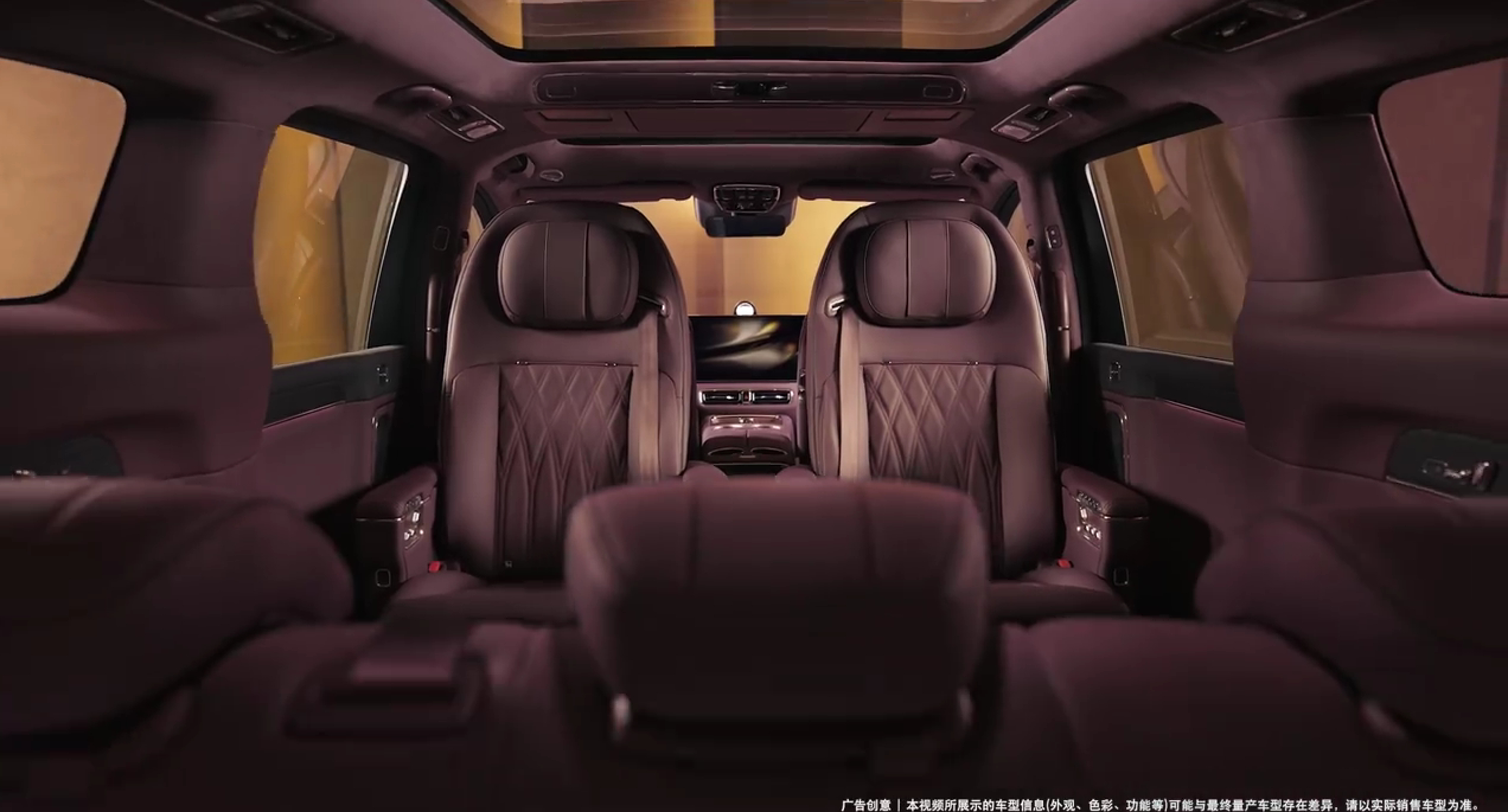 看看智界 V9 座椅有多舒服。二排双旋转座椅 + 123°黄金角的双零重力座椅、