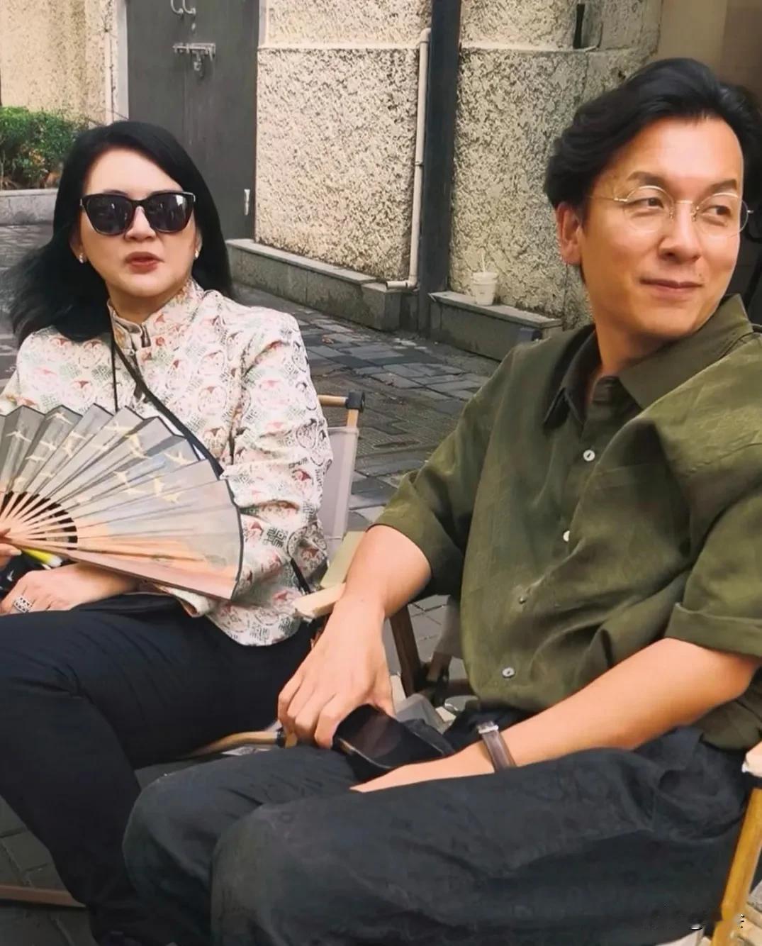 曾经惊艳时光的“霸王花”，如今已是满头银发的慈母。
68岁胡慧中罕见露面，带着2