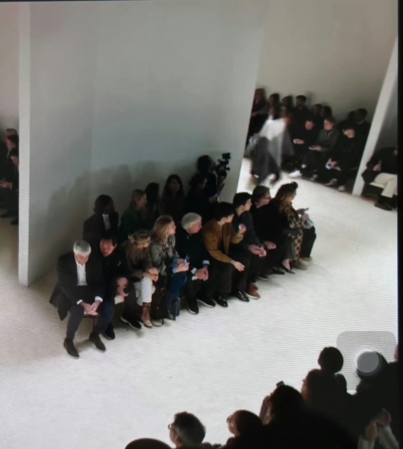 怪不得肖战要换下高领，在tods秀场热到一直擦汗！今年是忘记带小风扇了吗？