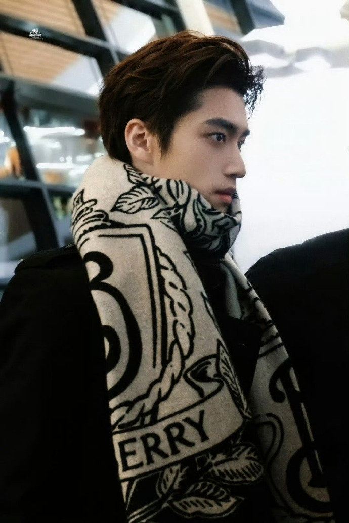 张康乐出发伦敦时装周 张康乐机场出发伦敦时装周，黑色长大衣搭配灰色羊绒开衫，简约