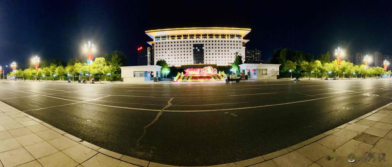 孝感复兴大道夜色动人（随拍）。每到节假日，我总爱往复兴大道走一走、逛一逛，这个国