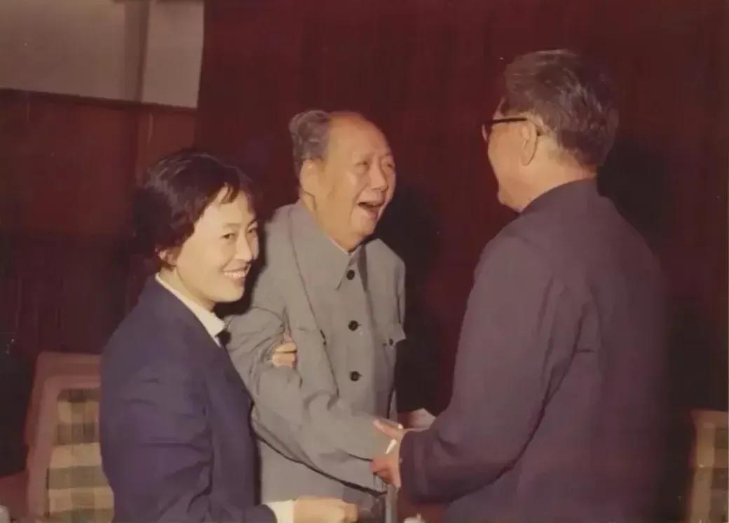🍀请停留几秒，为伟人点个赞送朵花💐
《毛主席：引领新中国走向辉煌》
在那峥嵘