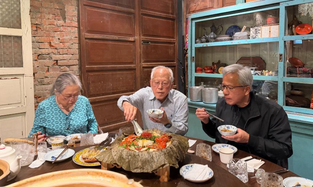 黄仁勋回老家看父母，带老婆孩子大逛夜市