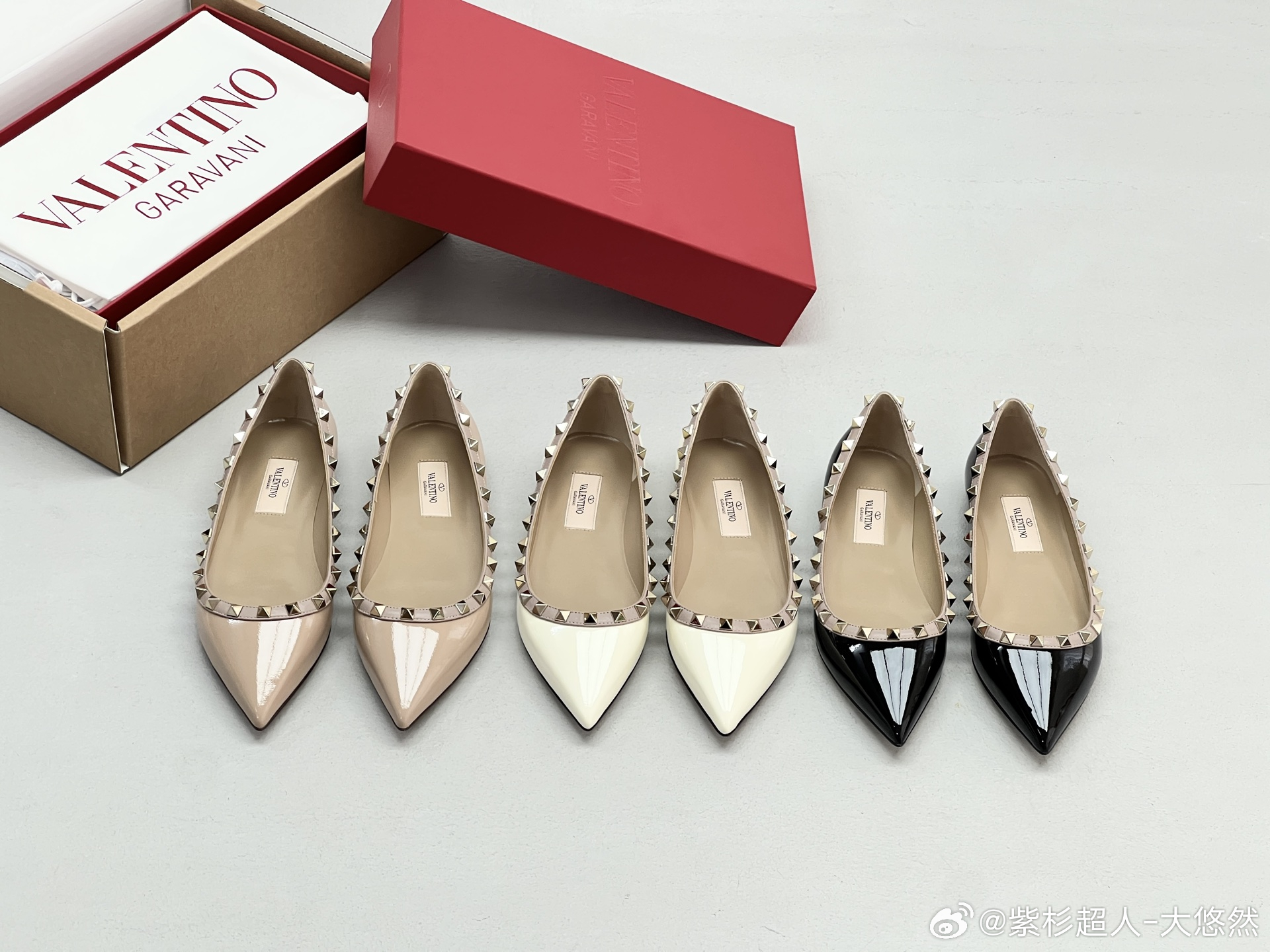 Valentino 这双Rockstud铆钉尖头平底鞋，是能从早穿到晚的“王牌款