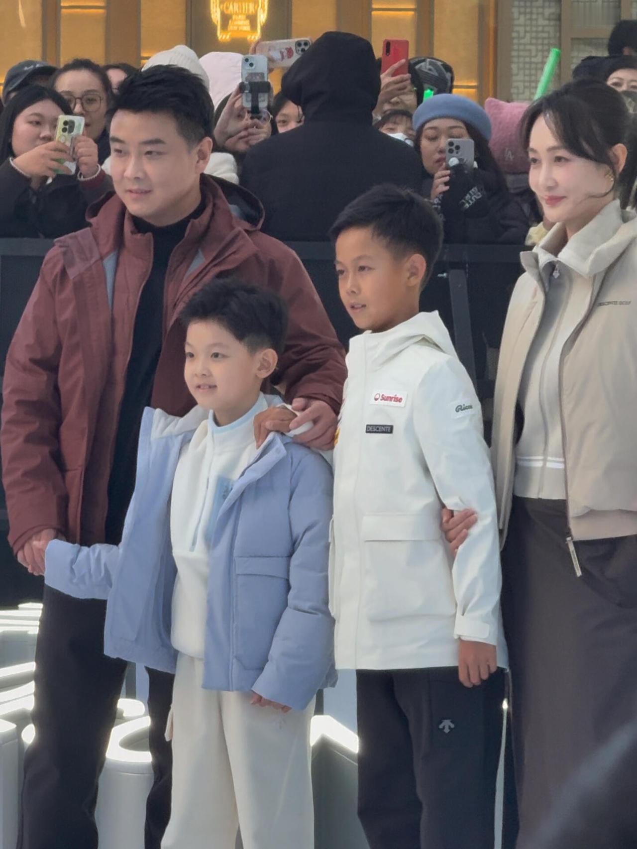 王皓一家四口正面照了来了，帅气的父仨，两个儿子太板正了，师娘美丽动人大方！
一家