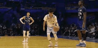 迪亚洛最后托举徐杰，帮助徐杰完成了扣篮梦想，其实迪亚洛人真的不错，以前广东球迷总