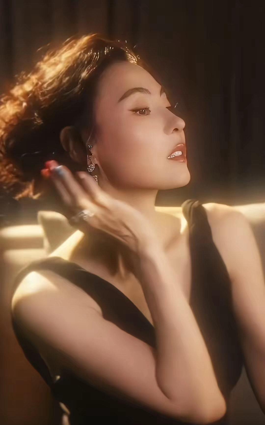 张柏芝又美上热搜了！

但这次不是因为颜值，

而是一句戳心窝的金句。

活动现