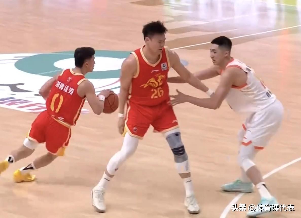 广厦男篮七连胜预定？半场领先江苏23分，塔克桑普森合砍35分，苏若禹归队半场4+