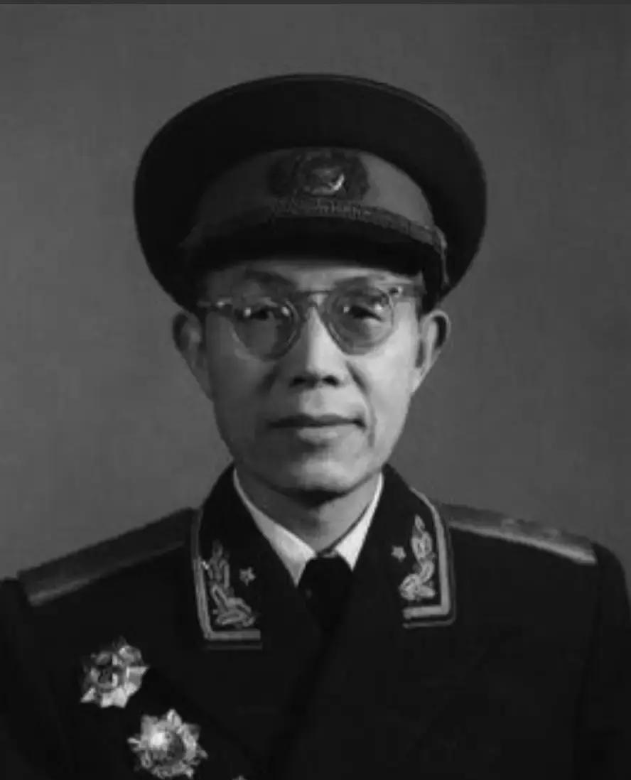 1937年，一红军干部流浪大西北，靠给地主写对联谋生。地主看完字迹后，压低声音：