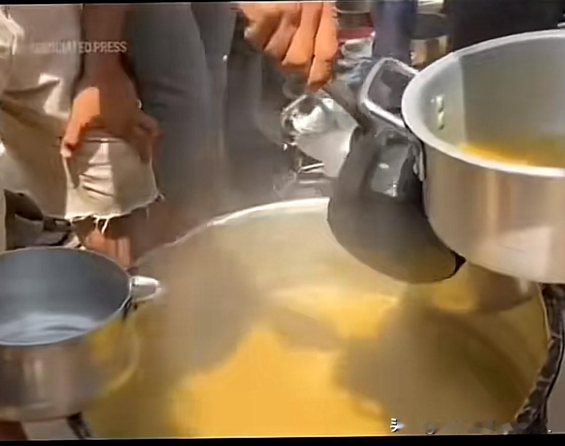 加沙难民不满援助食物，抱怨连狗都不吃这些东西。
……
实话说，图中的小米粥看着还