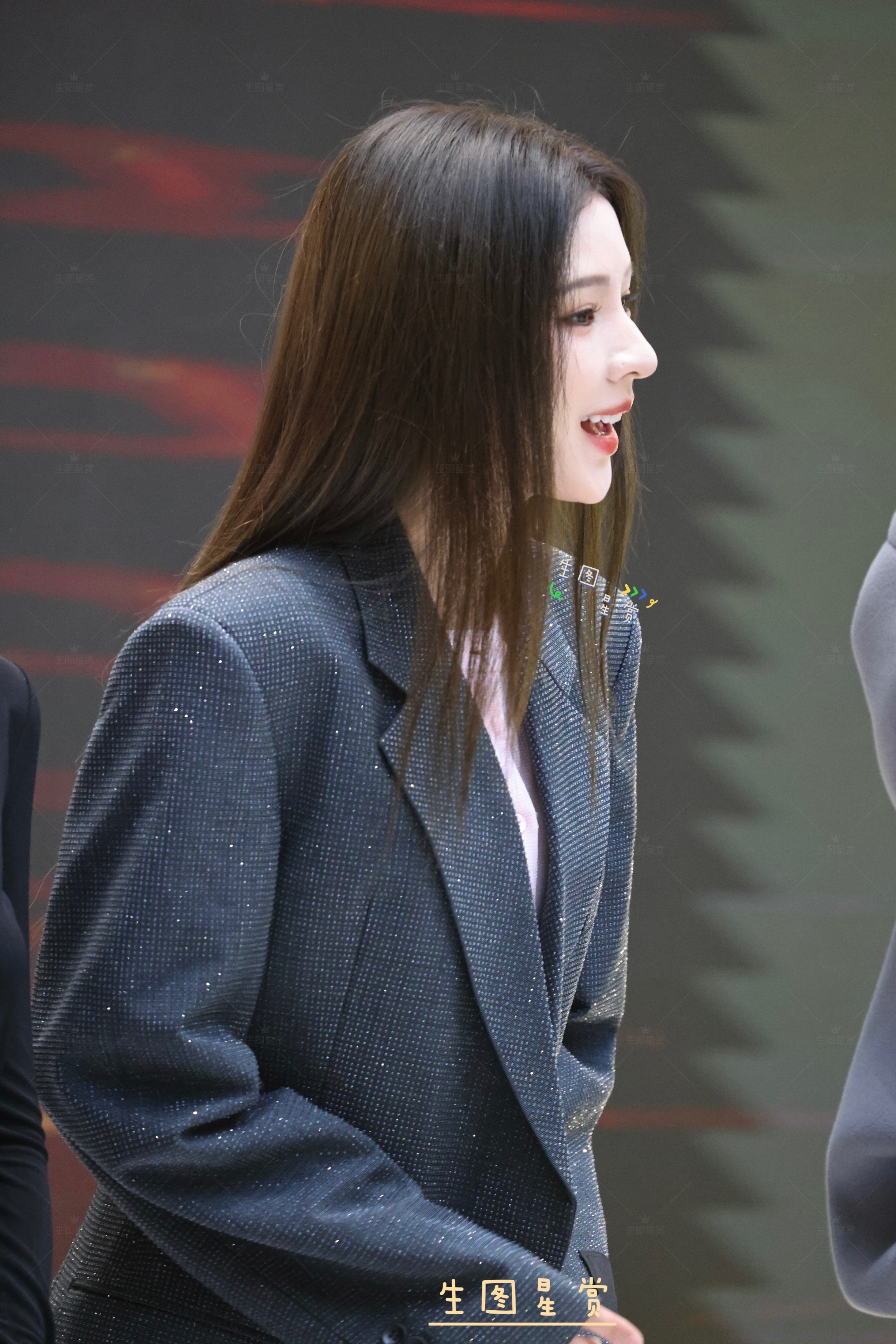 张予曦北京线下活动生图掉落西装御姐风的阿瓜，黑丝美腿我可以张予曦 怎么会有人被风