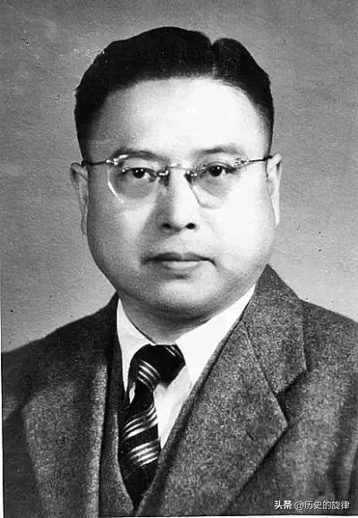 1949年，黄竞武被捕，敌人见他不屈服，就把他活埋。当泥土将他全部埋没时，敌人正