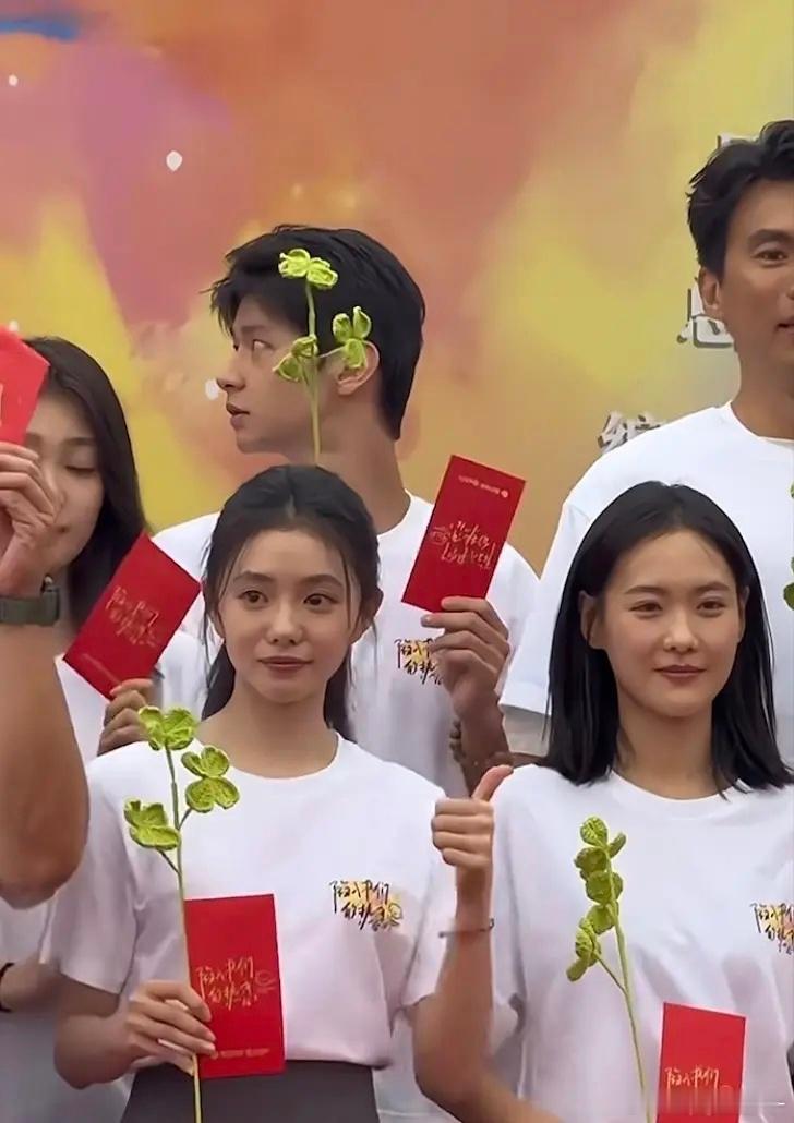 刘浩存的鼻基底真的有点低啊 ​​​