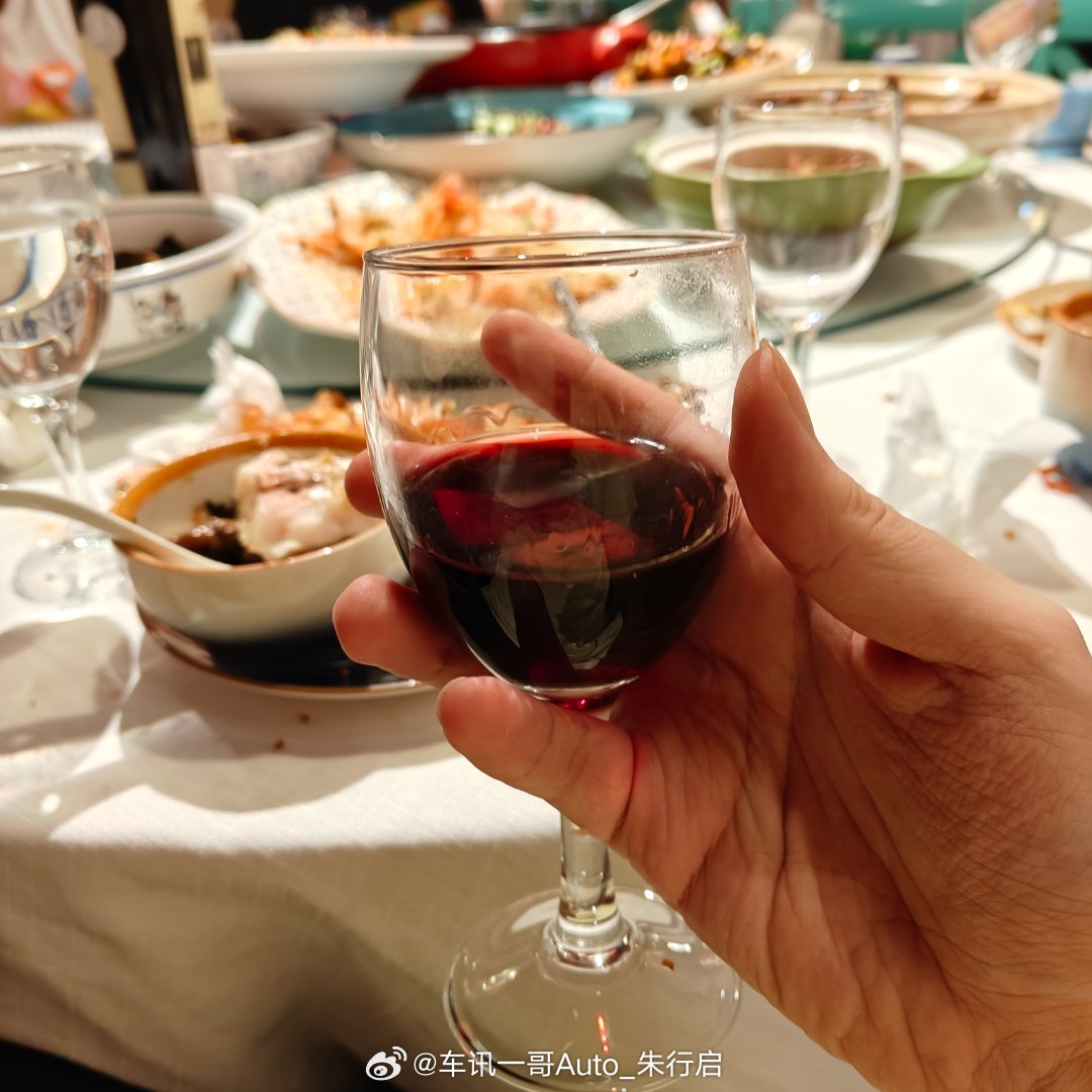 又是吃吃喝喝的一个晚上感觉这个饭店里面就碳烤羊排和粉丝🦐好吃整几杯红酒切尔斯