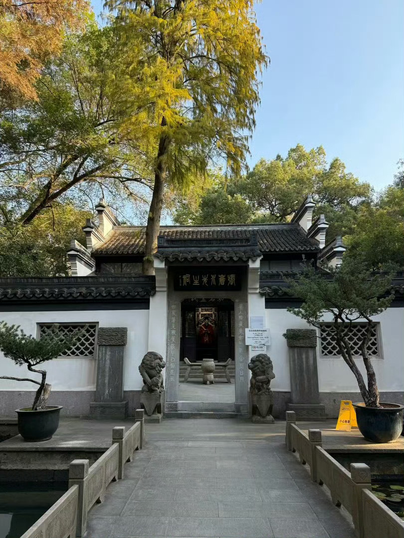 明朝的浪漫在杭州具象化了漫步杭州山野，明代文人隐居的山林依旧清幽，松风泉石之间，