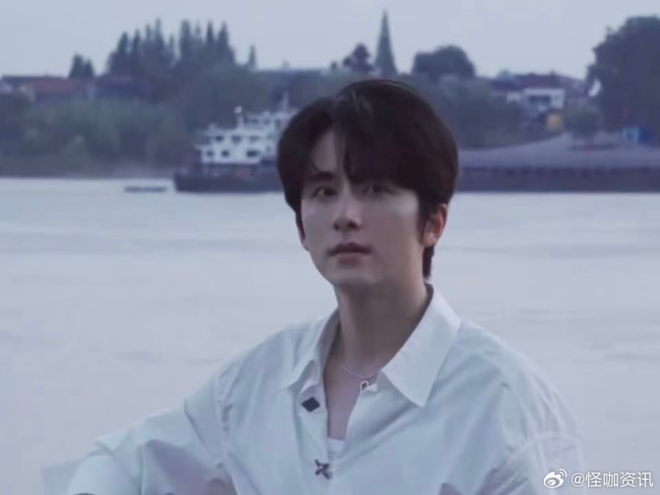 张新成重返校园不管几岁，坐进教室的那一刻，就还是那个少年。岁月流转，少年感依旧，