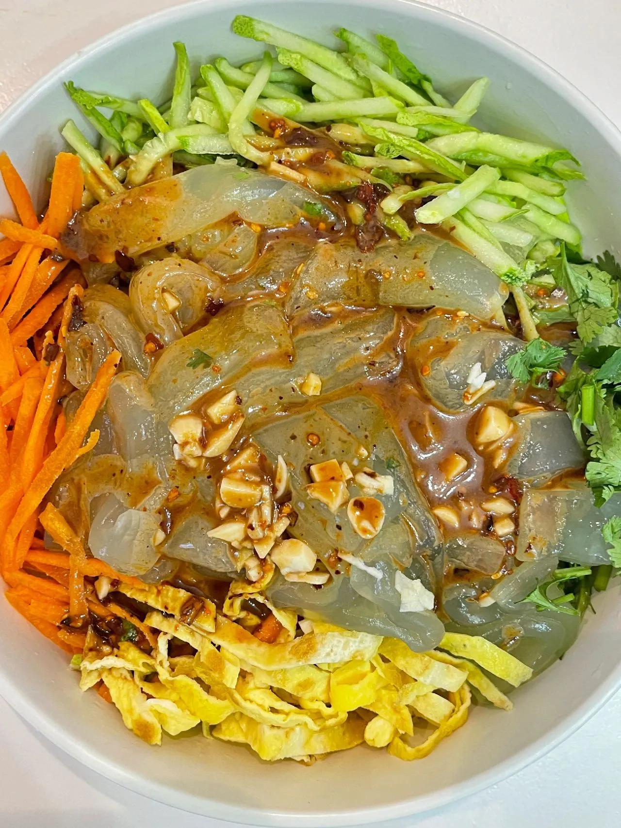 天热不想做饭，那一定要试试这个凉拌大拉皮！         辣子放多醋调酸，酸酸