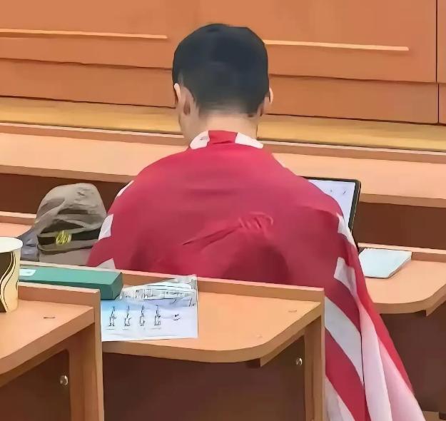 那个在莫斯科大学课堂上披旭日旗的中国留学生，不扒不知道，一扒身份背景直接傻眼
 