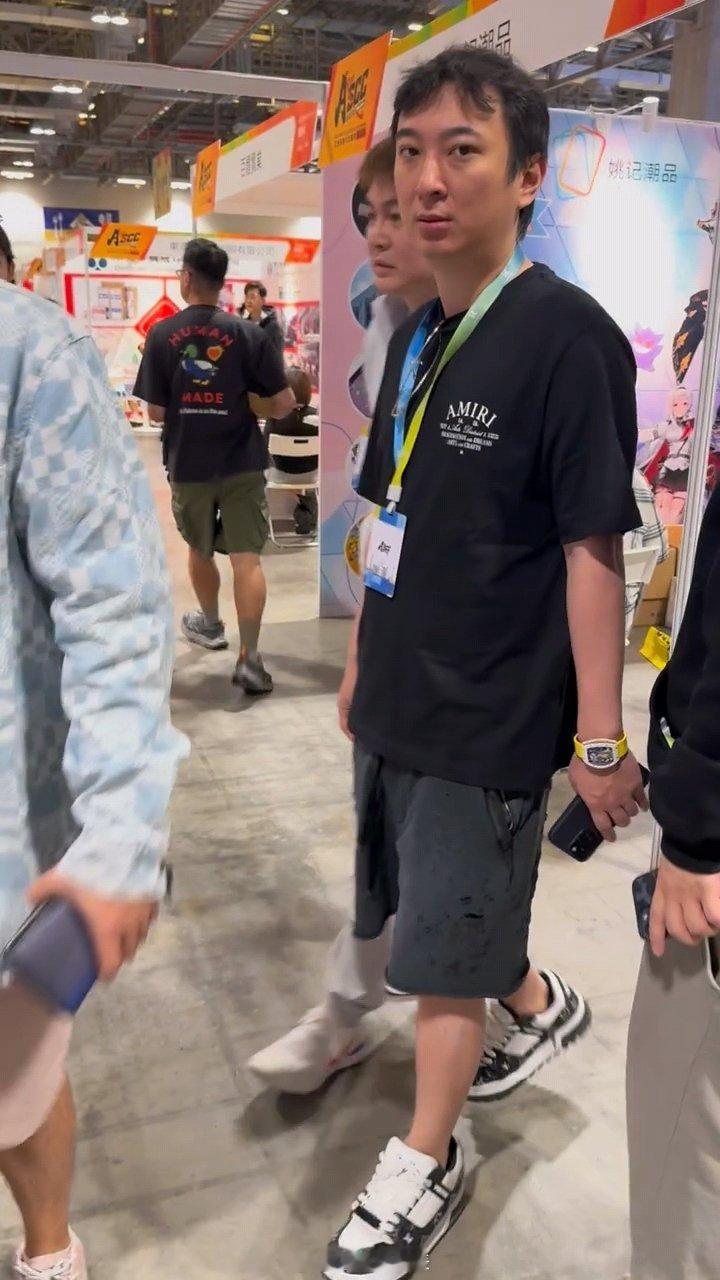 #澳门偶遇王思聪##王思聪澳门看展#网友澳门偶遇王思聪 ​​​