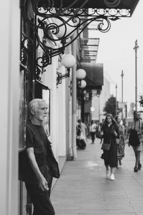 我们必须像一座山，既满生着芳草香花，又有极坚硬的石头。——  老舍 ​​​