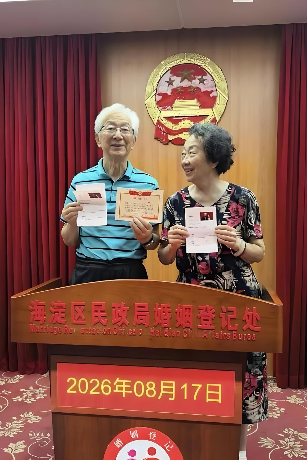 刷到一张照片，心里头暖了一下。

87岁的陈铎，一头银发，依然儒雅。他和妻子周希