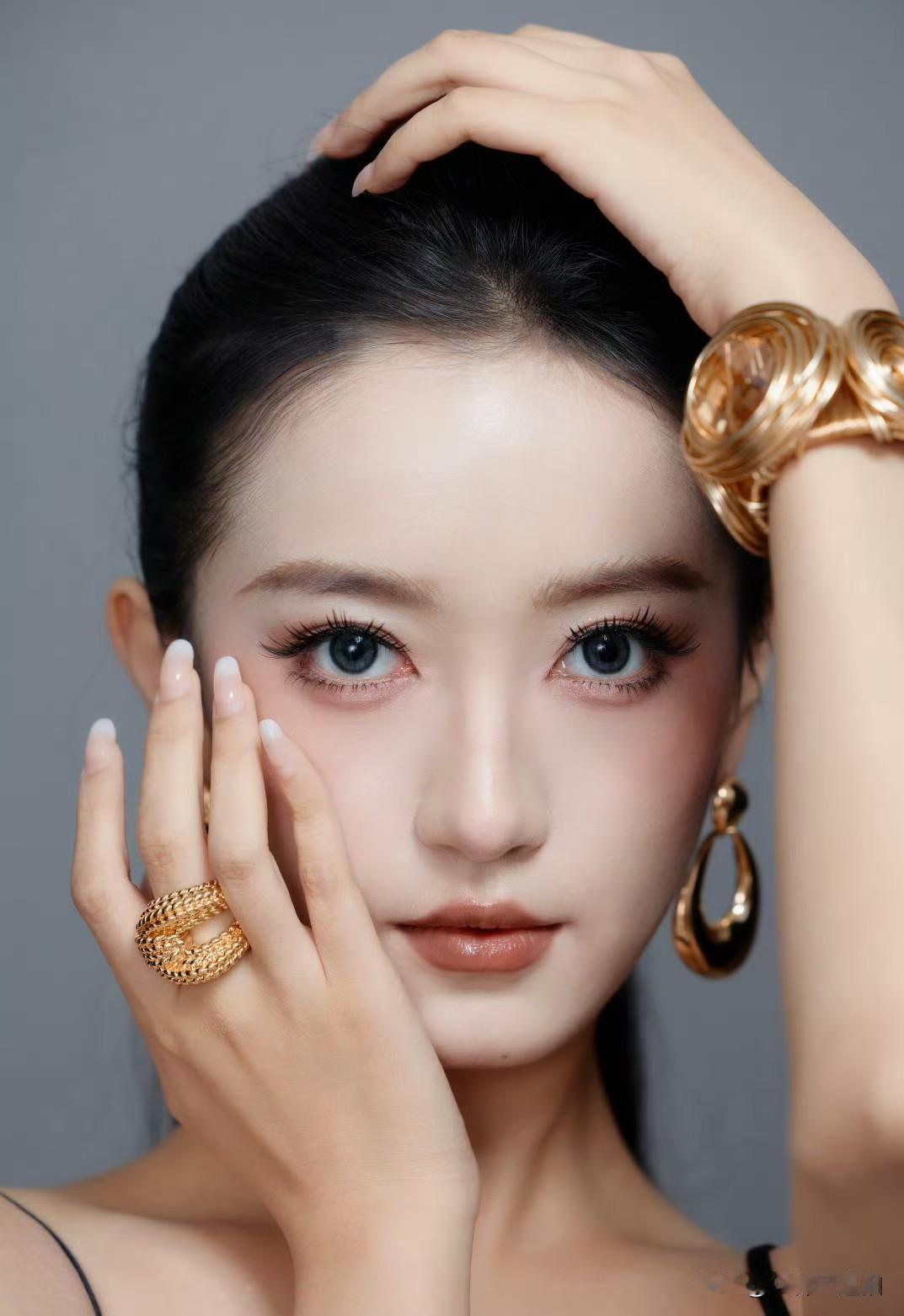 这位美女好漂亮，妆容精致。