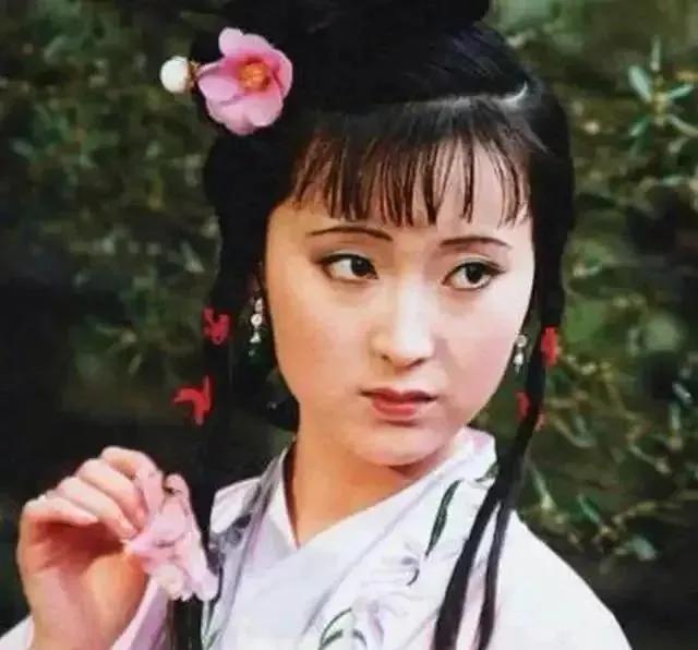 2007年正月初二，陈晓旭扑通一声跪下，向着父母与公婆磕了三个响头说：正月初六，