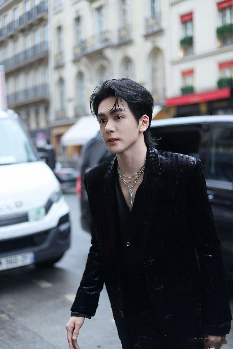 曾舜晞 丈夫的容貌妻子的荣耀 氛围感直接杀疯！曾舜晞巴黎豪门贵公子造型惊艳，黑西