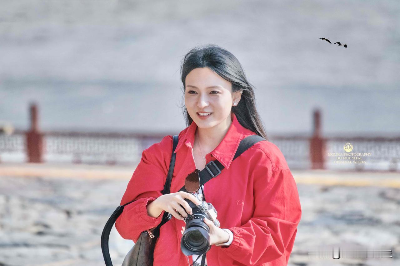 逛古城的日子，一半是按下快门的瞬间，一半是和好朋友的碎碎念。
红墙、相机、还有身